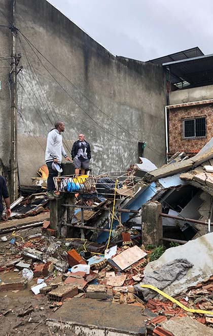Nego do Borel visita bairro carioca que foi afetado pela fortes chuvas no Rio de Janeiro