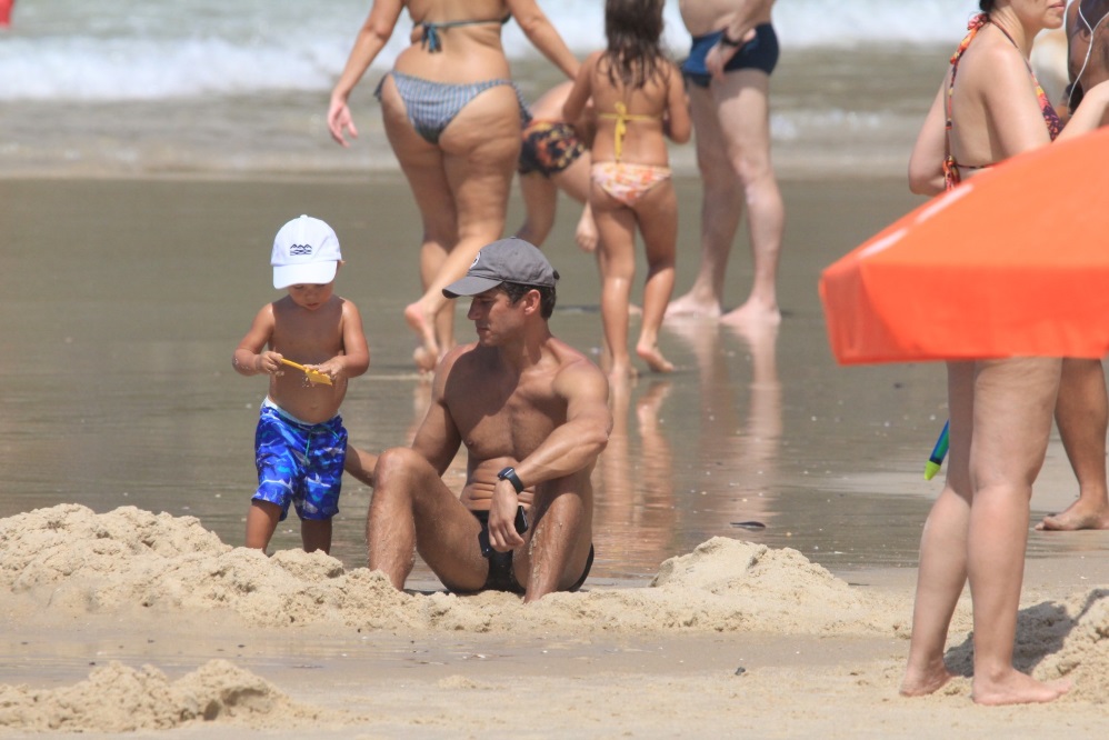 Paulo Rocha exibe corpão em dia de praia com o filho