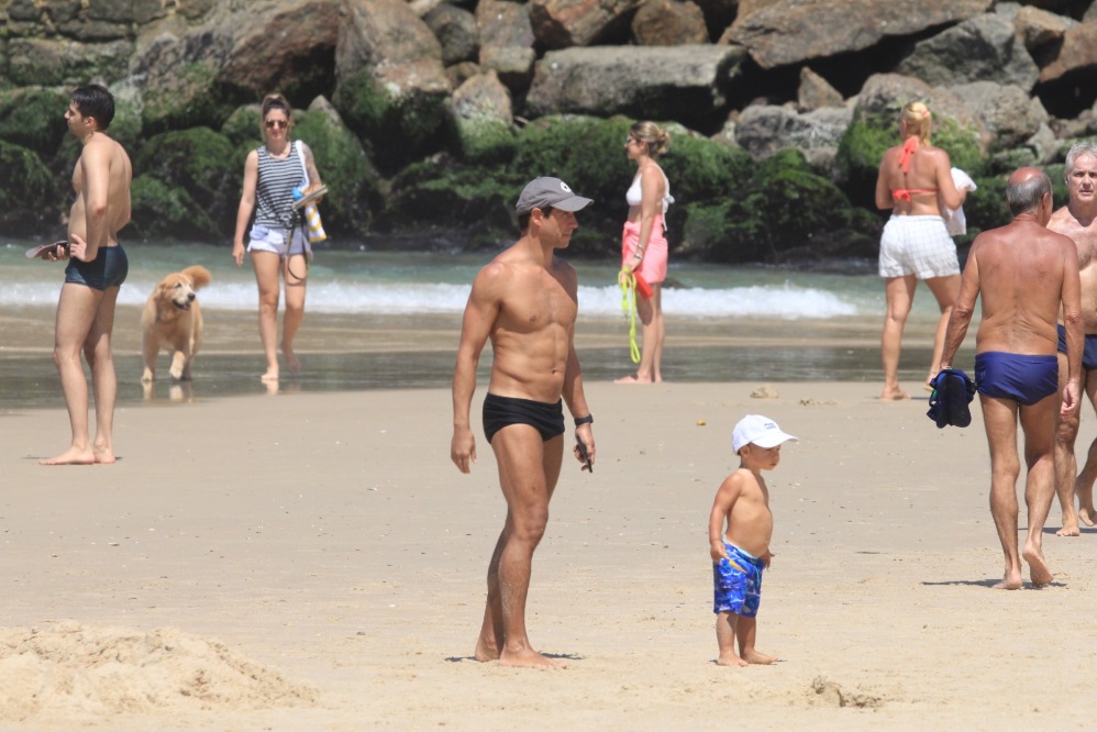 Paulo Rocha exibe corpão em dia de praia com o filho