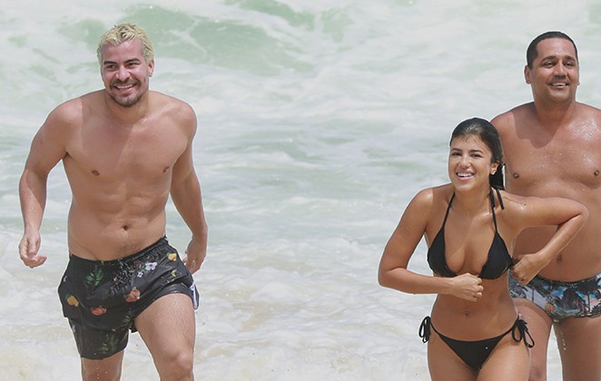 Thiago Martins e Talita Nogueira passam o dia na praia da Barra da Tijuca