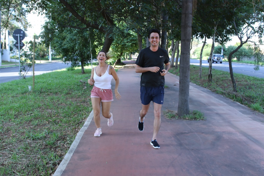 Em São Paulo, Ana Paula Minerato se exercitou com o namorado