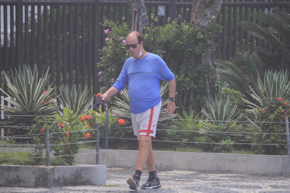 Antonio Lopes foi fotografado caminhando pelas ruas do Rio de Janeiro