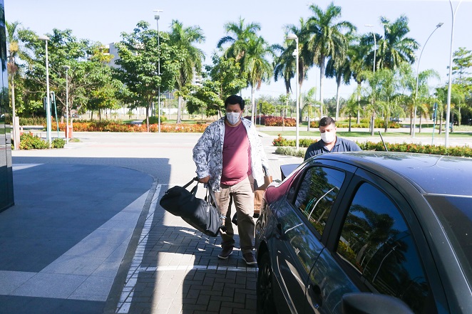 De máscara, Babu Santana deixa hotel após eliminação do BBB