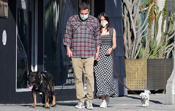 Ben Affleck e Ana de Armas usam máscara contra o coronavírus em passeio em Los Angeles