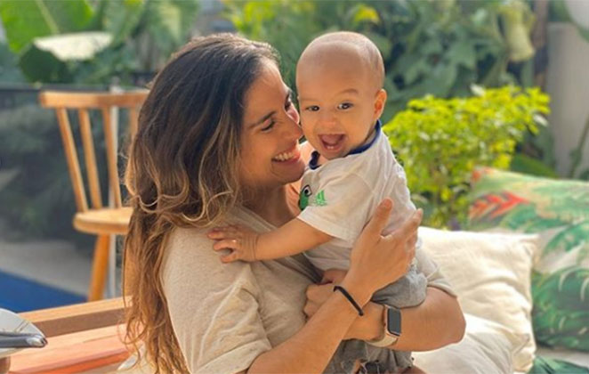 Camilla Camargo radiante com seu baby Joaquim no colo