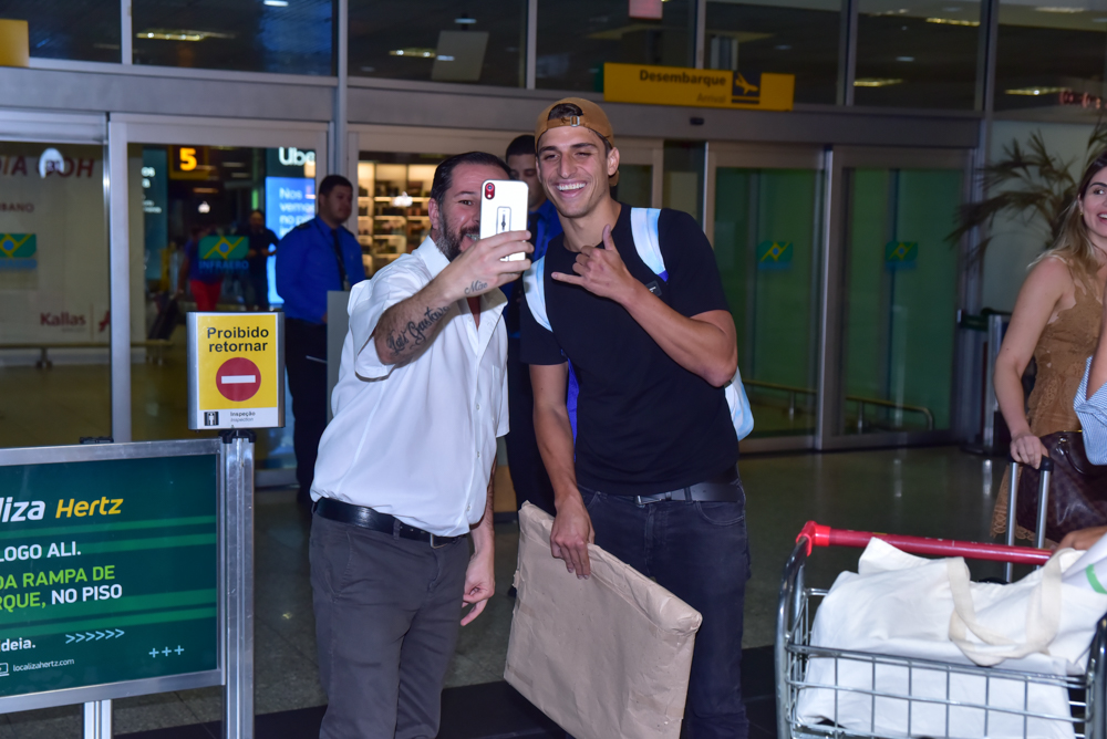 Felipe Prior foi recebido com carinho por fãs em aeroporto de Congonhas