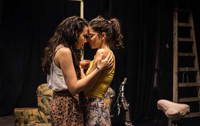 Hay Alguien que nos Odia é uma peça brasileira que Estrela estreou na Argentina e foi muito bem recebida pela crítica e público no final de 2019
