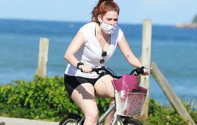 De bicicleta e máscara, a ex-BBB Ana Clara passou pela praia da Barra da Tijuca