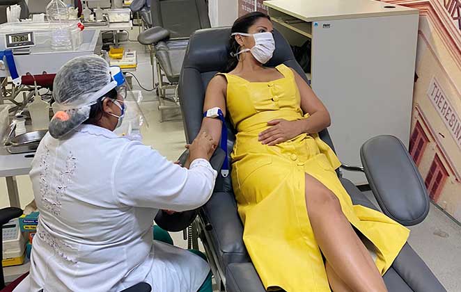 A ex-BBB Gyselle Soares doou sangue para o Hemopi, em Tresina, no Piauí
