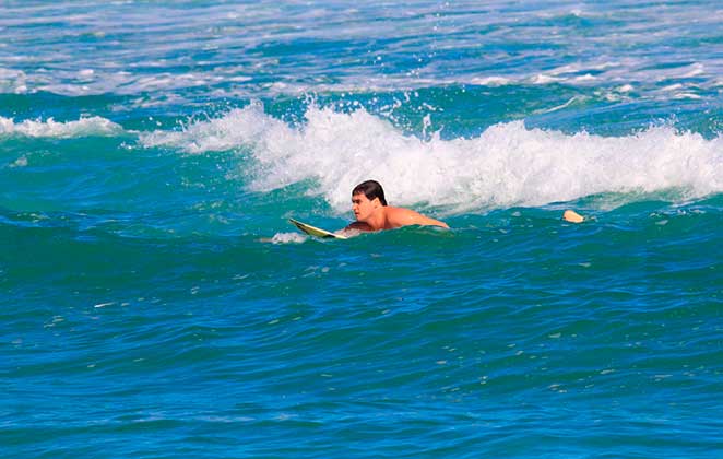 Felipe Dylon no mar da praia do Arpoador