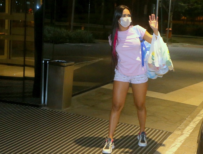 De máscara, Flayslane chega em hotel após eliminação do BBB20