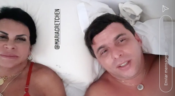 Gretchen surge de lingerie na cama com namorado