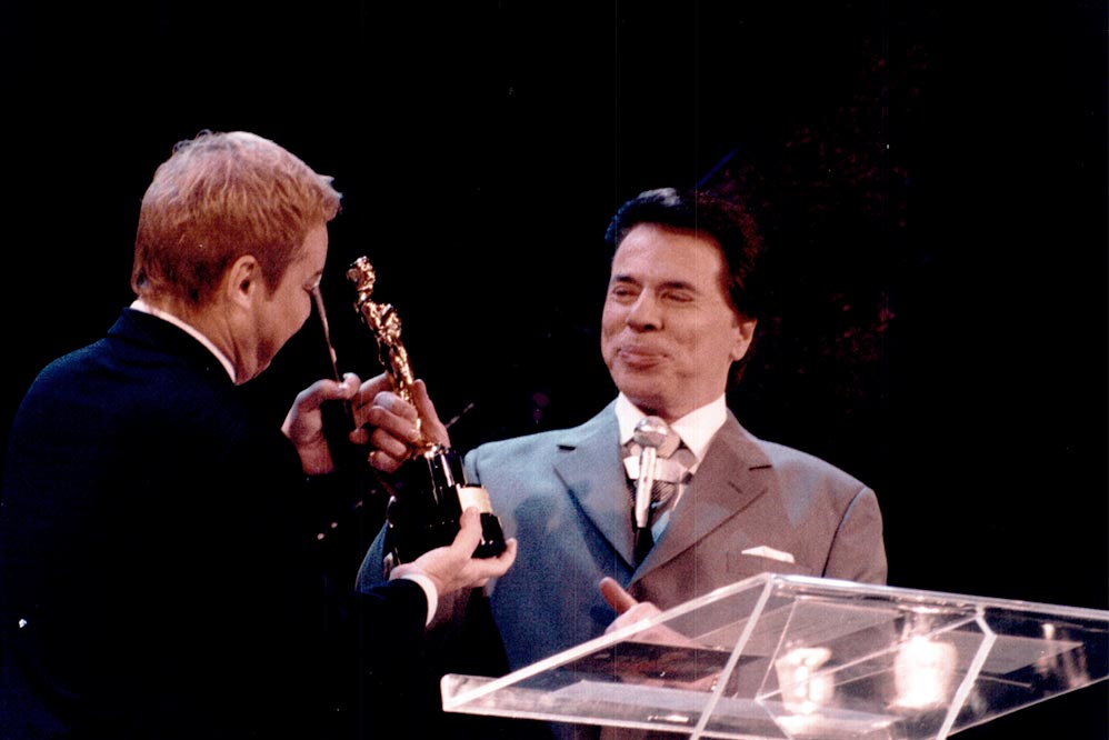 Gugu recebendo um Troféu Imprensa das mãos de Silvio Santos. 