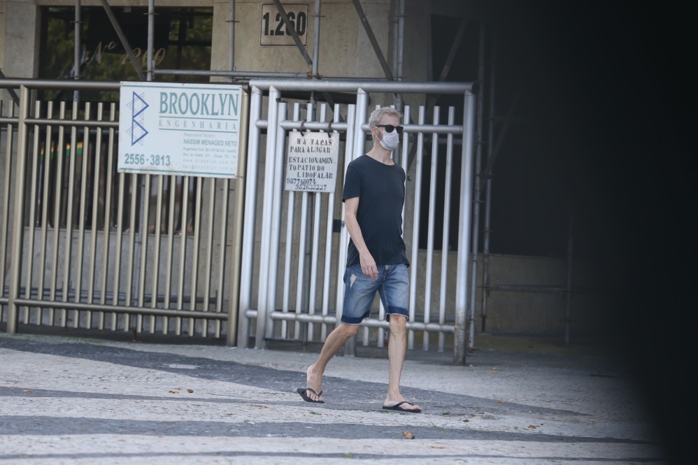 De máscara, Guilherme Weber caminhava pelas ruas do Rio de Janeiro