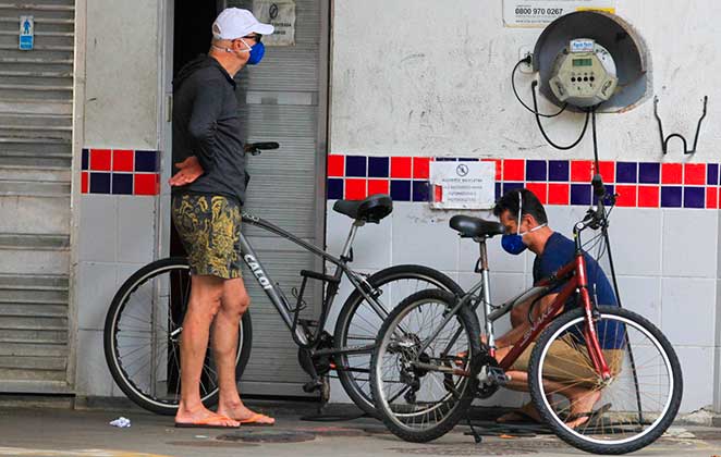 Marcos Caruso levou bicicleta a posto de gasolina em meio à pandemia do coronavírus