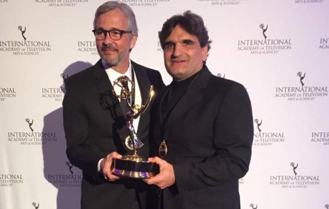 Paulo Silvestrini e Cao Hamburger com a estatueta do Emmy Kids Internacional