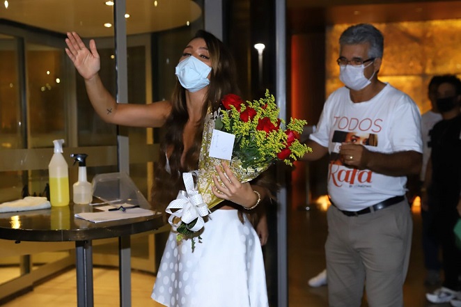 Rafa Kalimann interage com fãs, após também ter ganhado buquê de flores