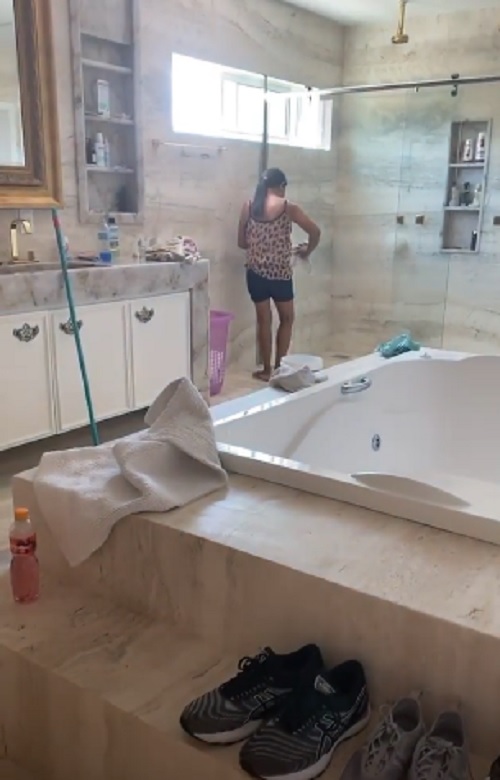 Banheiro da mansão de Simone Mendes chama atenção na internet