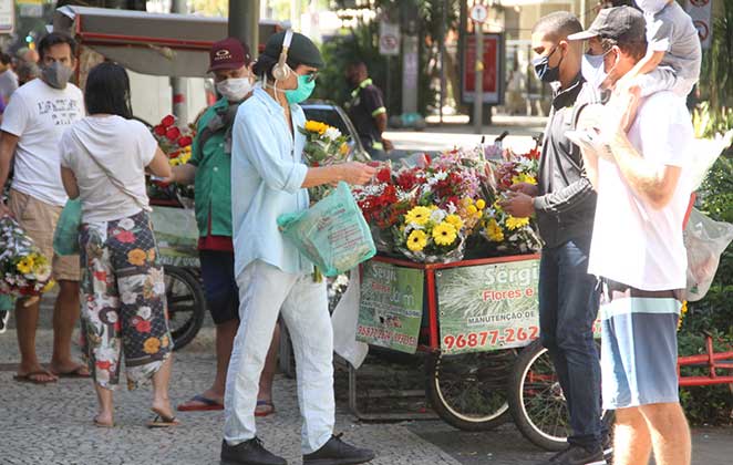 André Gonçalves é clicado comprando flores em meio a quarentena do novo coronavírus