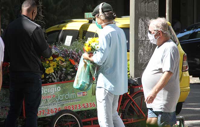 André Gonçalves foi clicado de máscara na rua indo comprar flores
