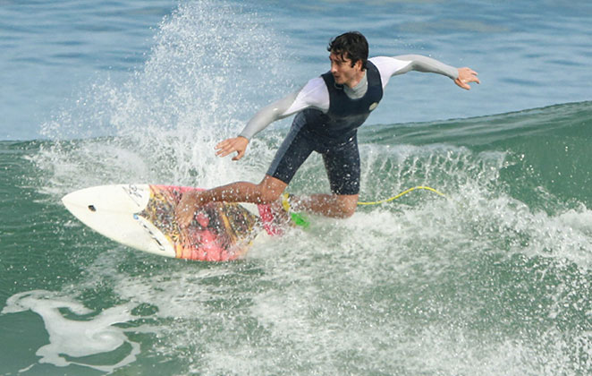 André Resende quebra a quarentena pra surfar, no Rio 