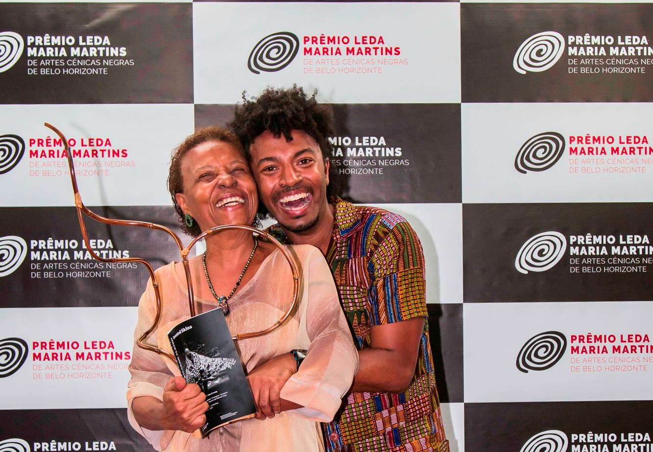 O ator Denilson Tourinho ao lado de Leda Maria Martins no prêmio que leva o nome dela