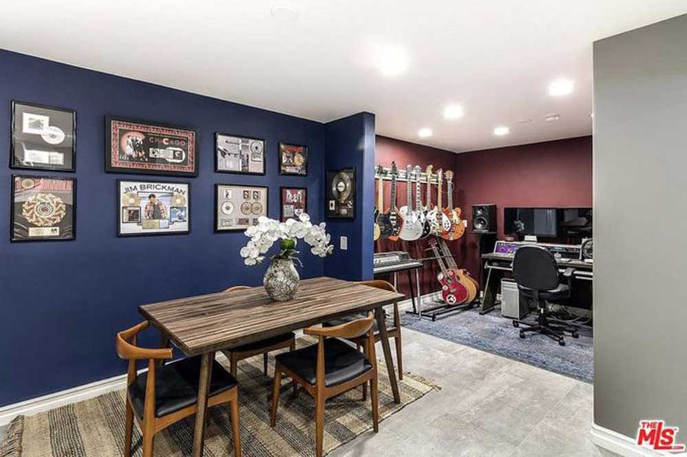 A casa também tem um estúdio de gravação, o que já facilita bastante o trabalho de Selena