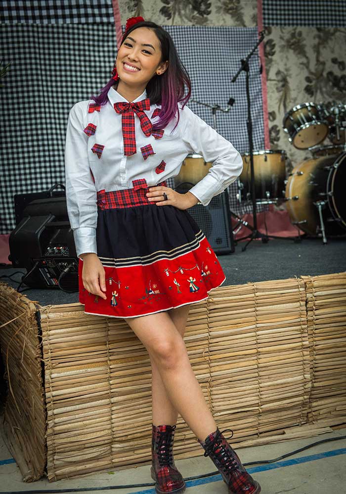 O look escolhido por Tina (Ana Hikari) foi composto por camisa e saia, nas cores branco, preto e vermelho