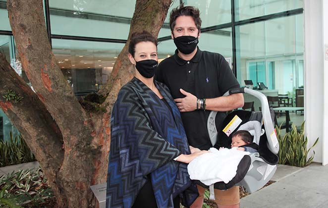 André Vasco e Vivian Krybus deixam a maternidade com o filho Wolf