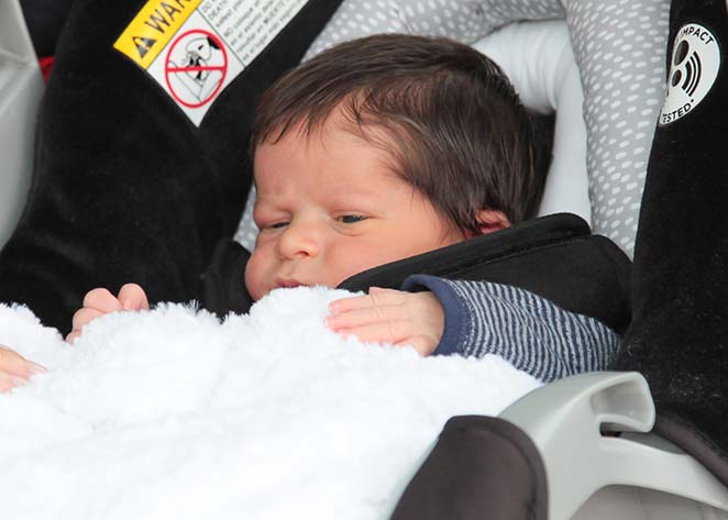 O pequeno Wolf, filho de André Vasco e Vivian Krybus, repousava no bebê conforto