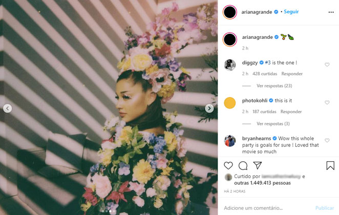 Ariana Grande a seu figurino completo cheio de flores
