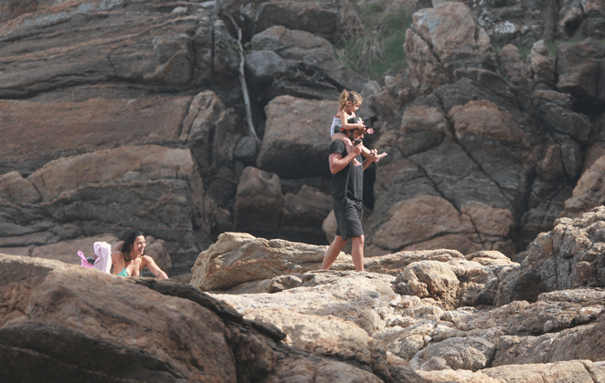 Yanna Lavigne segue atrás de Bruno Gissoni e a filha em praia no Rio de Janeiro