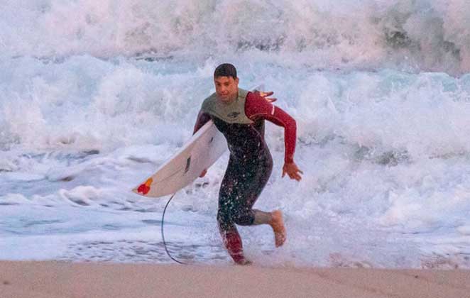 Cauã Reymond é clicado surfando na praia do Recreio no Rio de Janeiro