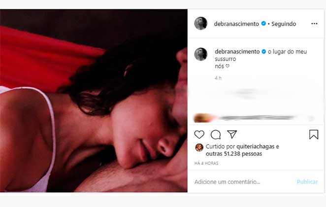 Débora Nascimento posta foto deitada no peito nu do namorado no Instagram
