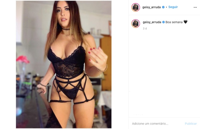 Geisy Arruda aposta em lingerie preta em clique sexy