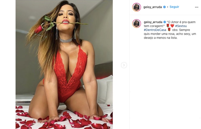 Geisy Arruda posa na cama com rosa na boca e fãs vão à loucura
