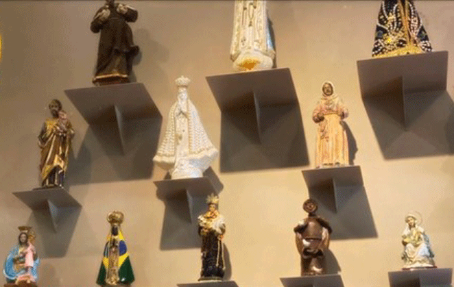 Imagens de santos expostas na capela de Ana Maria Braga