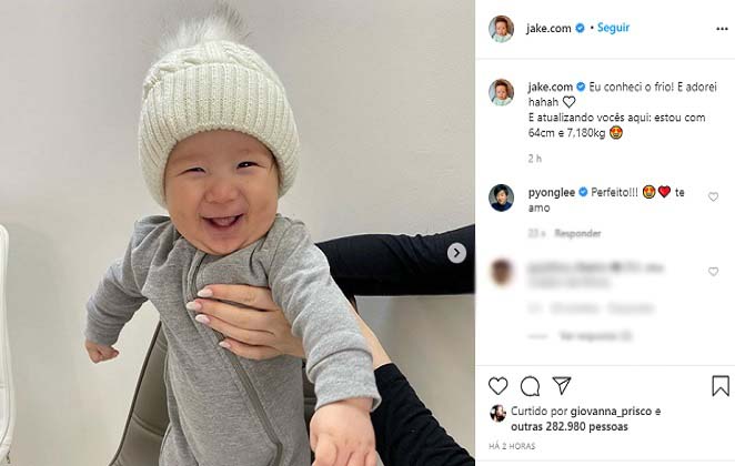 jJake, filho de Pyong Lee, posa sorridente nas redes sociais