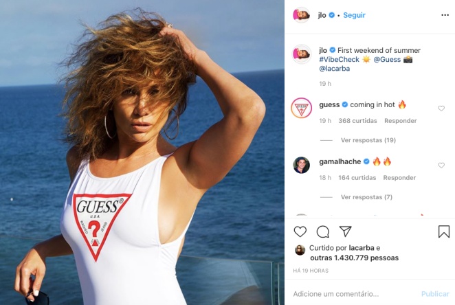 Jennifer Lopez chama atenção com maiô cavado