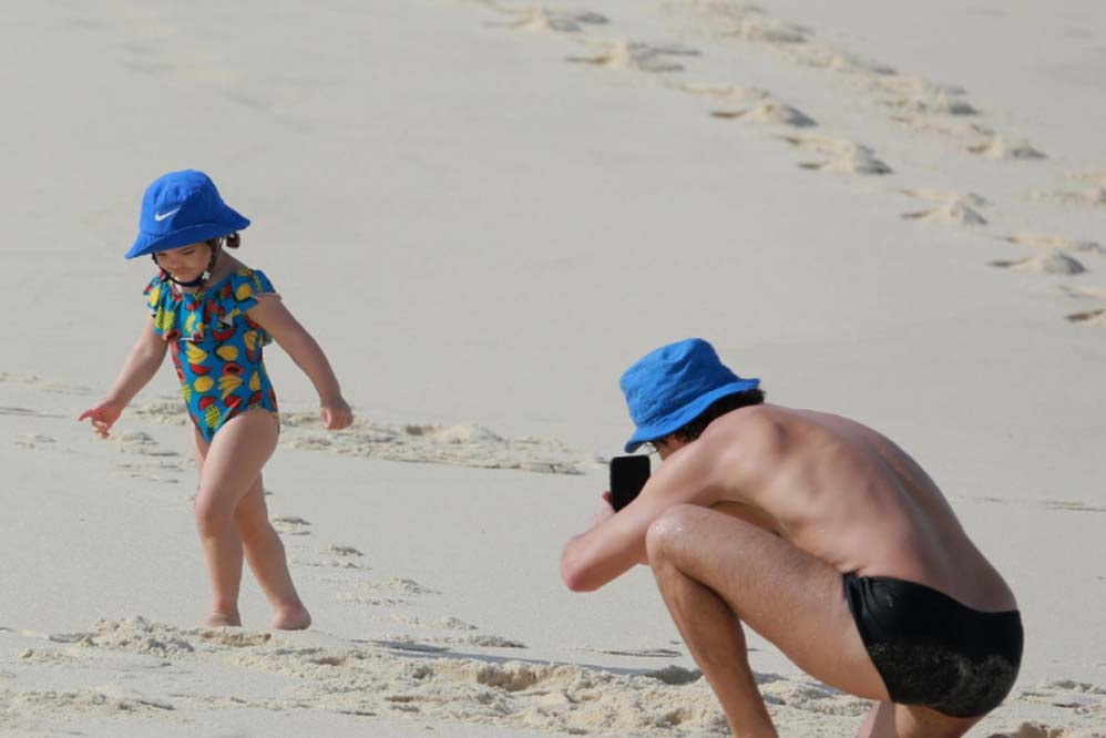 José Loreto curtiu dia de praia ao lado da filha Bella, de dois anos, e fez questão de registrar a diversão da pequena.