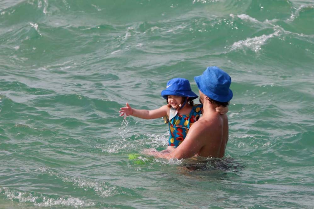 O ator se jogou no mar ao lado da filha