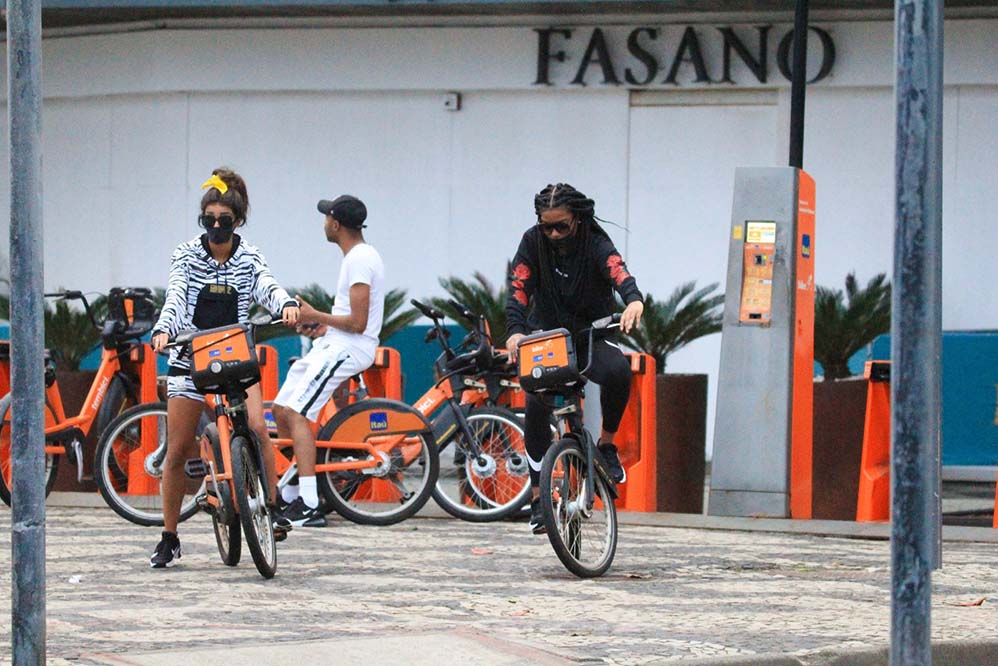 Ludmilla e Brunna Gonçalves curtiram passeio de bicicleta no Rio de Janeiro