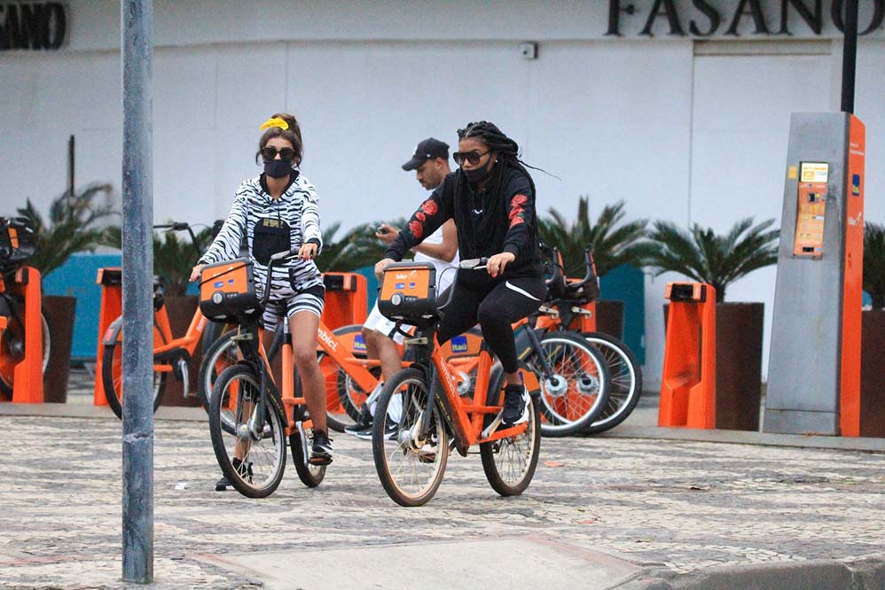 Ludmilla e Brunna Gonçalves aproveitaram o tempo livre para andar de bicicleta