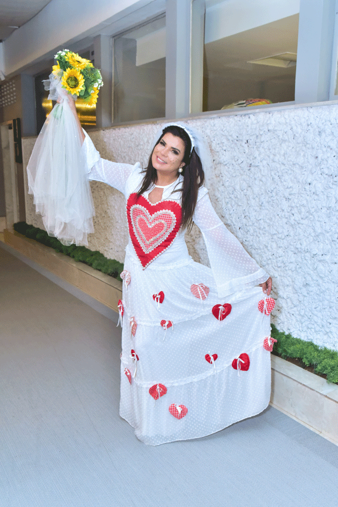 Mara Maravilha mostra com maior detalhe seu vestido repleto de aplicações em formato de coração