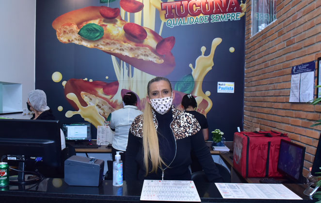 Rita Cadillac participa de evento em pizzaria paulistana