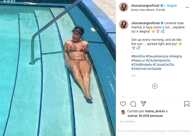 Zilu posa na piscina na Florida, nos Estados Unidos