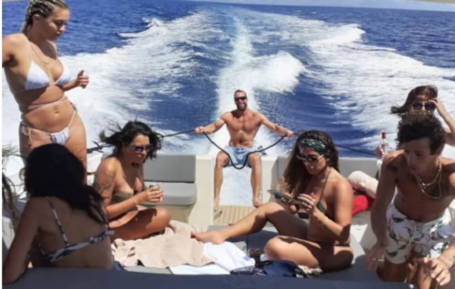 Anitta curte passeio de barco com amigos e novo affair na Croácia
