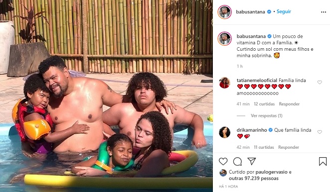 Babu Santana curte piscina com a família