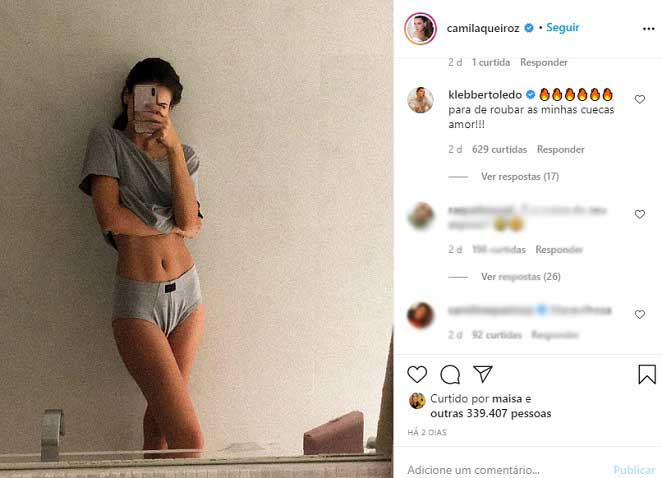 Camila Queiroz posa usando a cueca do marido