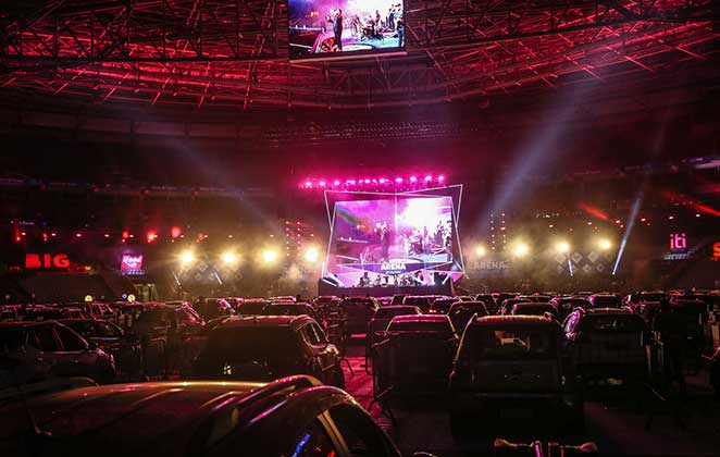 Carros no show drive-in de Belo no Arena Sessions do Allianz Parque
